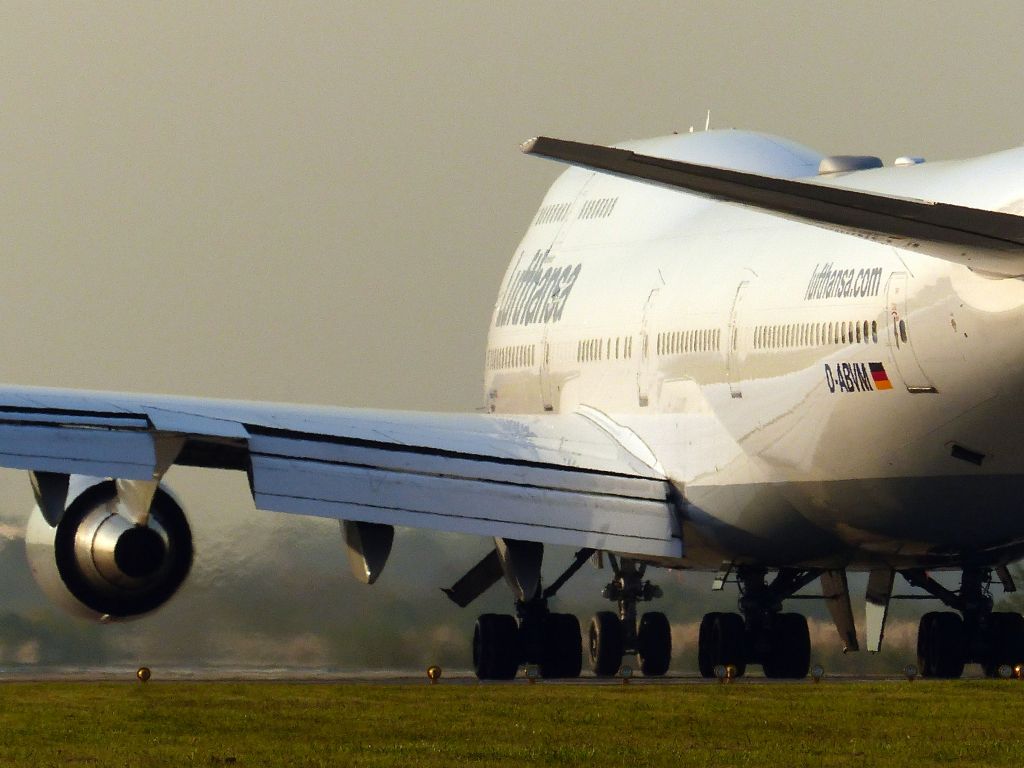 Boeing 747-400 (D-ABVM) - Ready to take off RWY 35