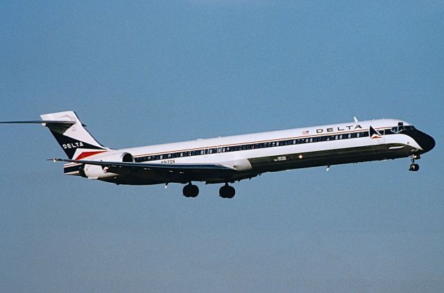 McDonnell Douglas MD-90 (N912DN) - Delta Airlines MD-90 landing at KDFW