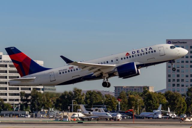 Airbus A220-100 (N124DU)