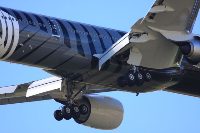 BOEING 777-300ER (ZK-OKQ) - ZK-OKQ Air New Zealand Boeing 777-319 ER