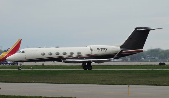 N451FX — - Gulfstream 450 taxiing to runway 32