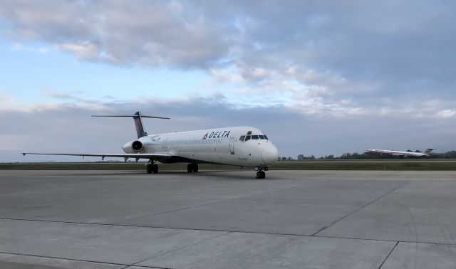 McDonnell Douglas MD-88 (N958DL) - An American MD-83 taking off in the background.