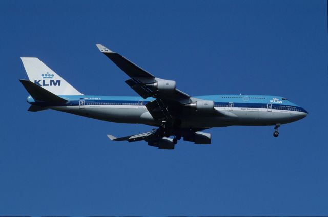 Boeing 747-400 (PH-BFA) - Final Approach to Narita Intl Airport Rwy34 on 1991/05/04