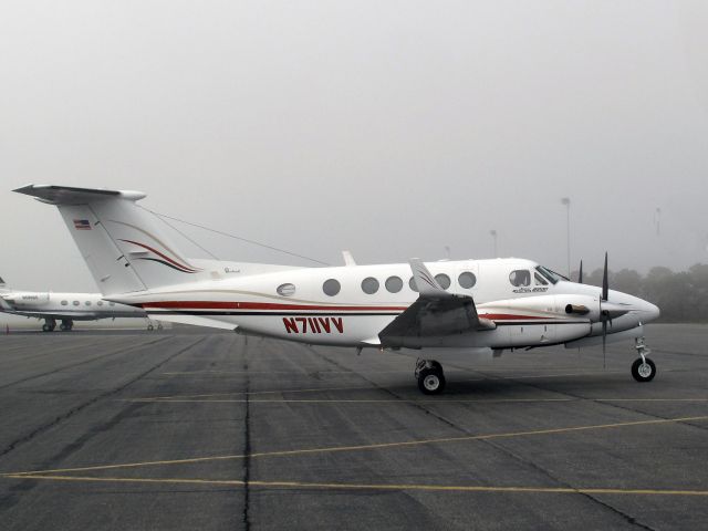 Beechcraft Super King Air 200 (N711VV) - Taxi in afer landing on ILS24 with 1800 RVR.