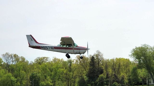 Cessna Skyhawk (N65716)