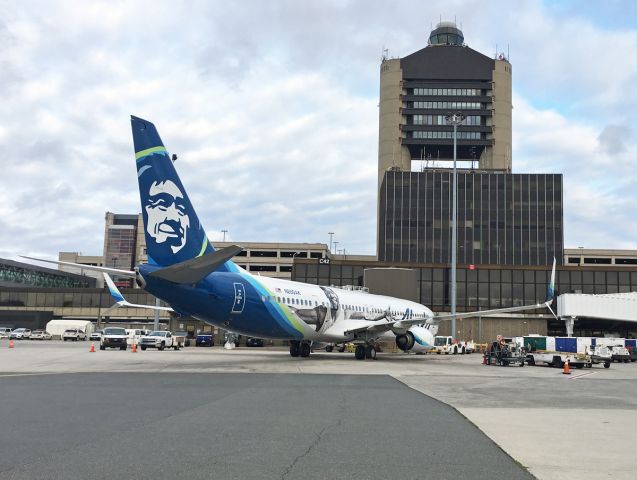 Boeing 737-900 (N280AK)