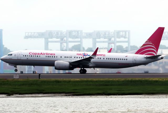 Boeing 737 MAX 9 (HP-9926CMP) - Copa in 'Breast Cancer' livery departing BOS just before fog rolls in.