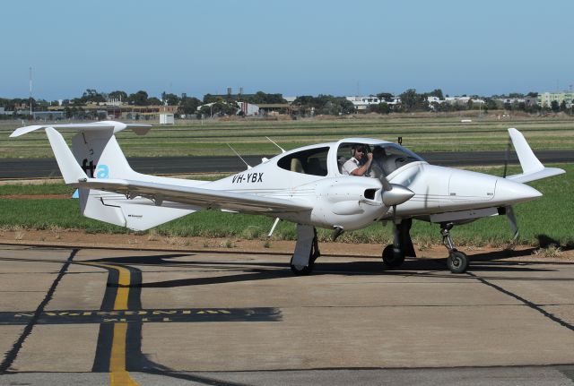 Diamond Twin Star (VH-YBX)