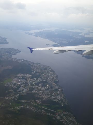 Airbus A321 (LN-RKK) - From Copenhagen to Bergen airport, approach with rain and wind...Excellent pilot maneuvers