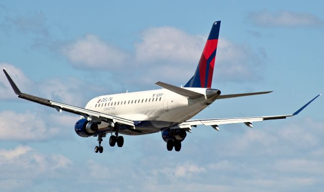 Embraer 175 (N293SY) - Delta Connection E-175 over the New Jersey Turnpike while on final for runway 29 at Newark.