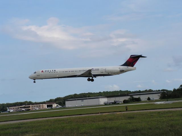 McDonnell Douglas MD-88 (N912DE) - Delta MD88 Landing at ORF, RWY 05.