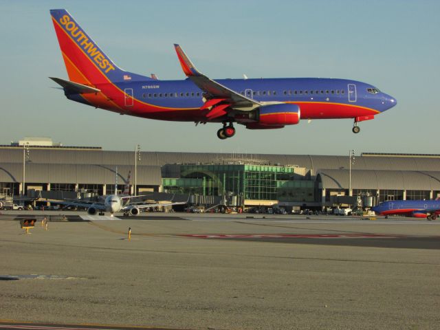 Boeing 737-700 (N786SW) - Landing on RWY 20R