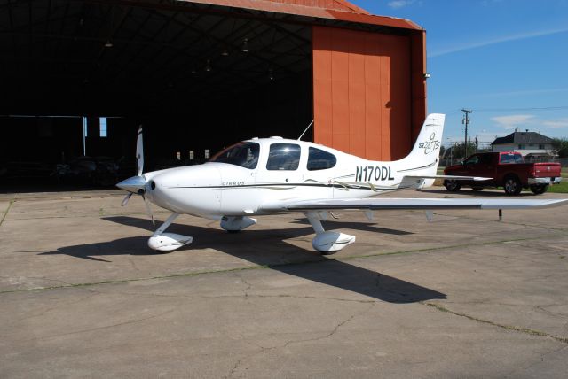 Cirrus SR-22 (N170DL) - Picking up fuel at Tri-Star Aviation.