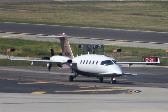 Piaggio P.180 Avanti (N61WC) - N61WC taxing do takeoff on 20R