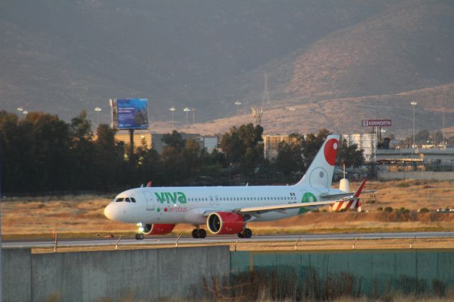 Airbus A320 (XA-VIR) - Espera en cabecera de pista 27.