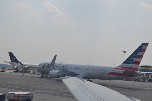 Boeing 777-200 —
