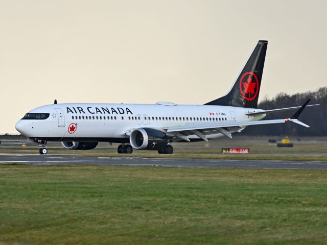 Boeing 737 MAX 8 (C-FSNQ)