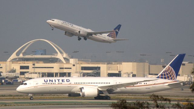 Boeing 787-9 Dreamliner (N17963) - UAL B787-9 waits to taxi to its gate on a hazy LA day