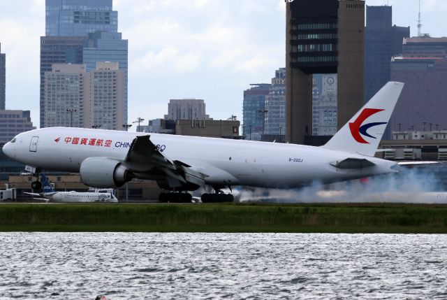 BOEING 777-200LR (B-222J)