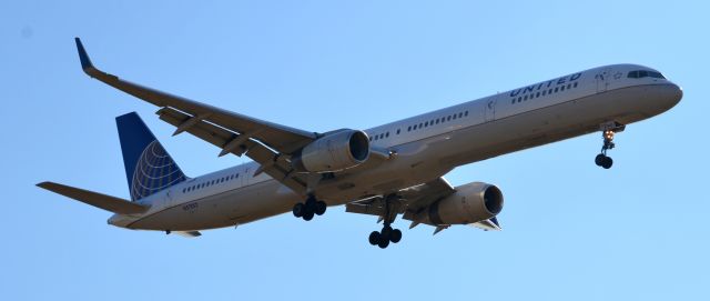 BOEING 757-300 (N57852)