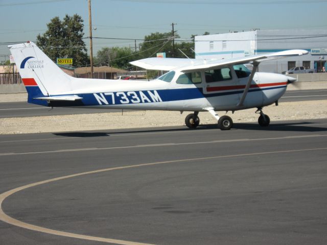 Cessna Skyhawk (N733AM) - TAXIING AT WHITEMAN