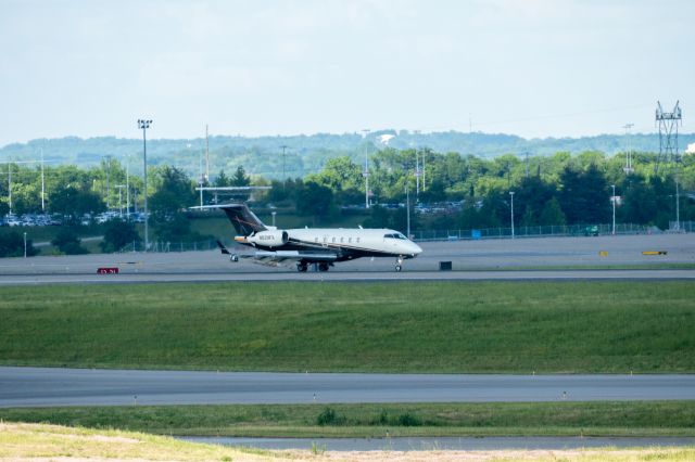 Bombardier Challenger 300 (N529FX)