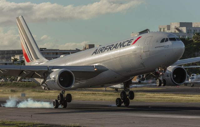 Airbus A330-200 (F-GZCF)