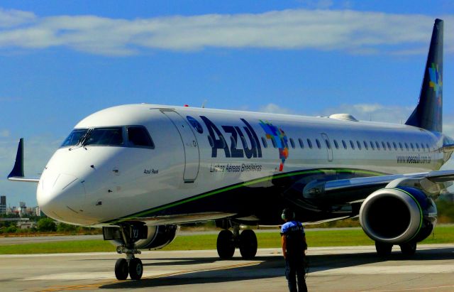 Embraer ERJ-190 (PR-AYJ) - EMBRAER 190 OF AZUL AIRLINES IN VITÓRIA-ES, BRAZIL.