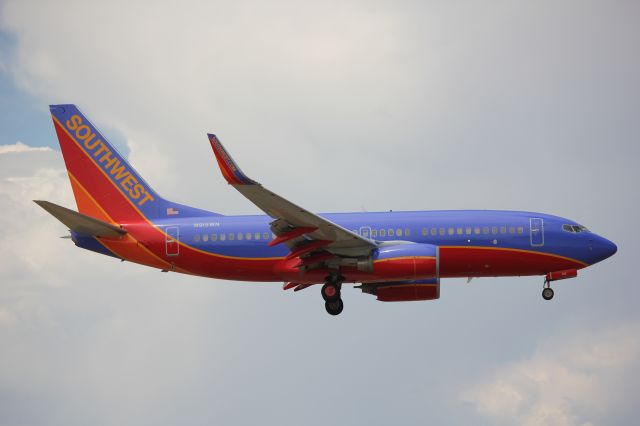 Boeing 737-700 (N915WN) - Landing 35L