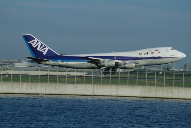 BOEING 747SR (JA8156) - Short Final at Tokyo-Haneda Intl Airport Rwy22 on 1993/09/17