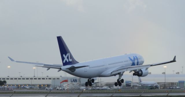 Airbus A330-200 (CS-TOP)