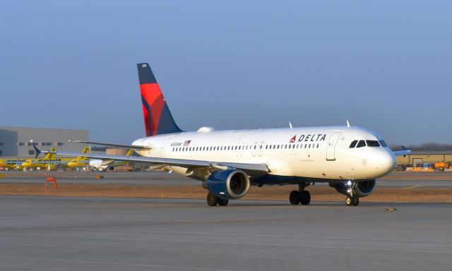 Airbus A320 (N355NW) - Delta Airbus A320-212 N355NW in Detroit 