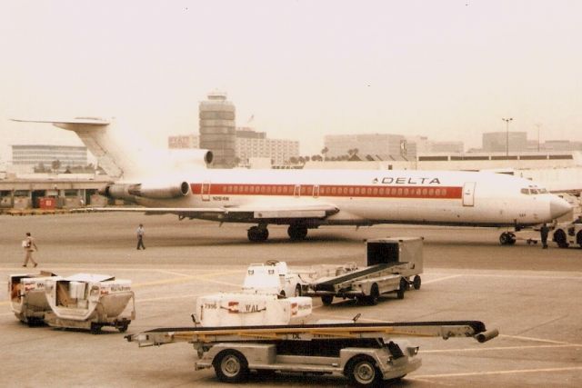 BOEING 727-200 (N2814W) - Seen here in Apr-87.  Registration cancelled 27-Mar-01.  Broken up at KVCV.