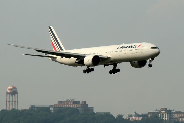 BOEING 777-300 (F-GZNH) - AFR 334 arriving from Paris on 15R