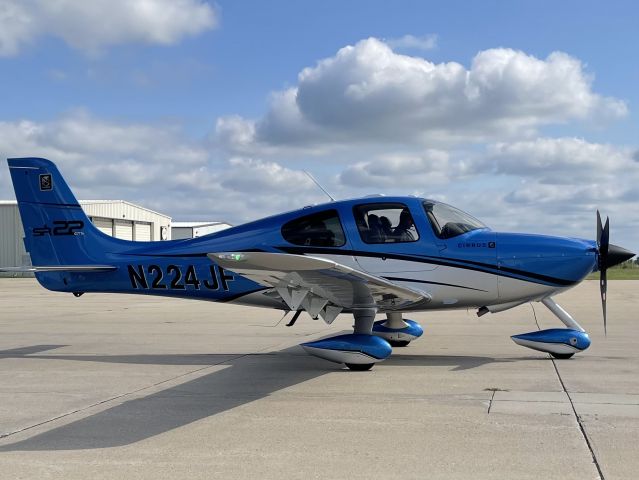 Cirrus SR-22 (N224JF)