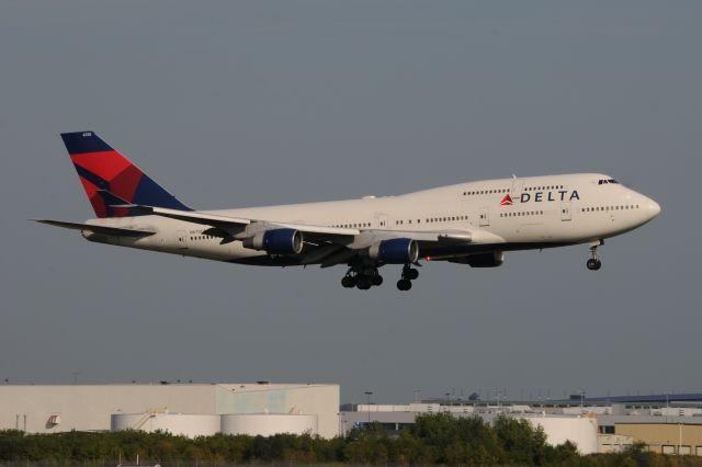 Boeing 747-400 (N670US) - Landing 22-R KDTW