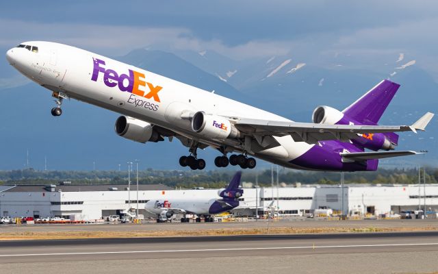 Boeing MD-11 (N572FE)