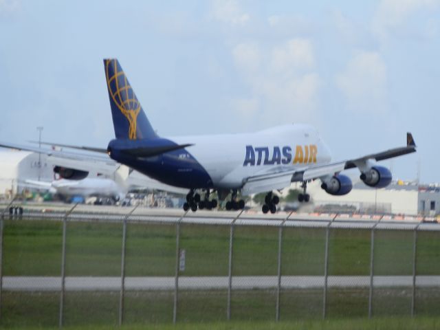 Boeing 747-400 (N477MC)