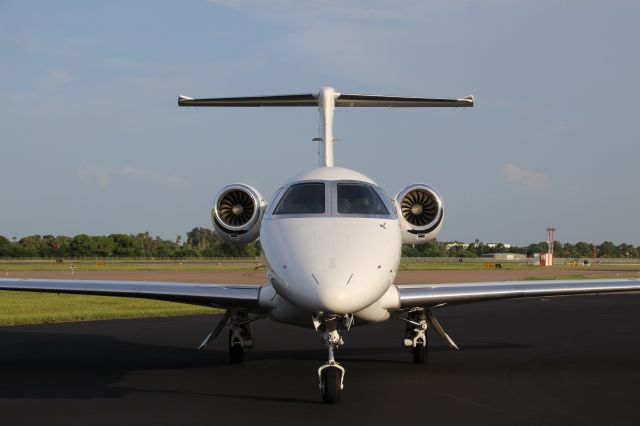 Embraer Phenom 300 (N329MC)