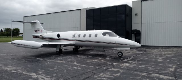 Learjet 25 (N251TS)