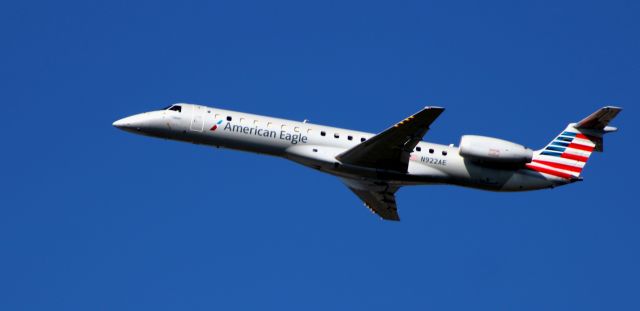 Embraer ERJ-145 (N922AE) - Shortly after departure is this 2005 American Airlines Eagle Embraer 145LR in the Autumn of 2023.