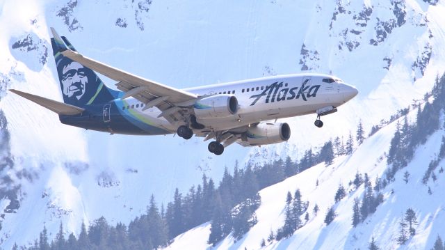 Boeing 737-700 (N644AS) - On approach to Juneau, with Saddle Mountain in the background