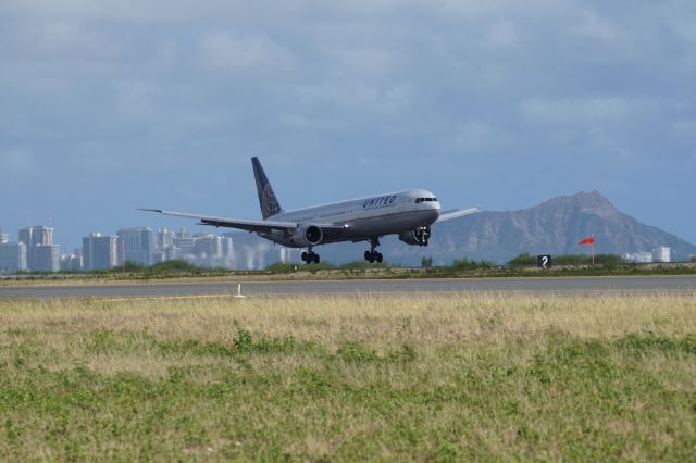 BOEING 767-400 (N66057) - UAL Flt 15 from EWR landing on RWY 26L at PHNL