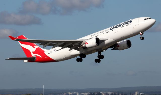 Airbus A330-200 (VH-EBH) - "Hunter Valley" Departing Rwy 34R