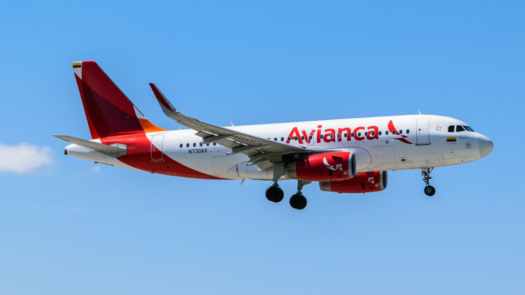 Airbus A319 (N730AV) - N730AV br /A319 CN:6132 br /AVA38 CLO-MIA br /2017-05-03 KMIA RWY 9