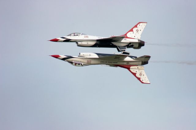 Lockheed F-16 Fighting Falcon — - Thunderbirds "Calypso Formation" with 5 and 6 Solos - the first full demonstration of the Thunderbirds at Oshkosh.