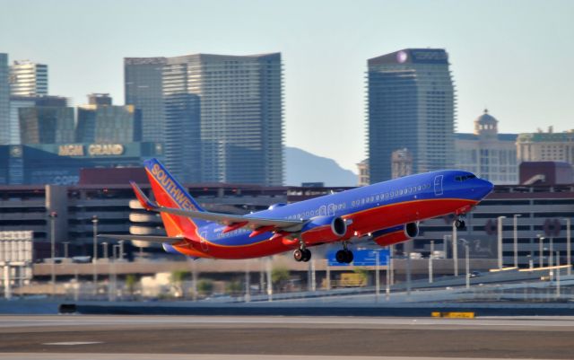 Boeing 737-800 (N8606C)