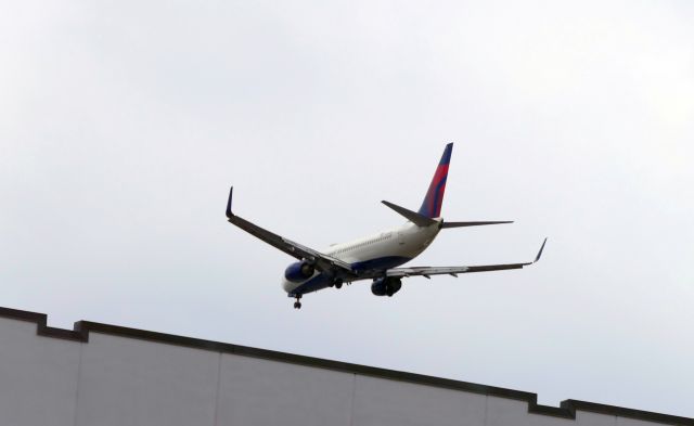 Boeing 737-800 (N3743H)