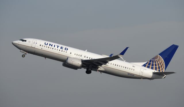 Boeing 737-800 (N76523) - Departing LAX