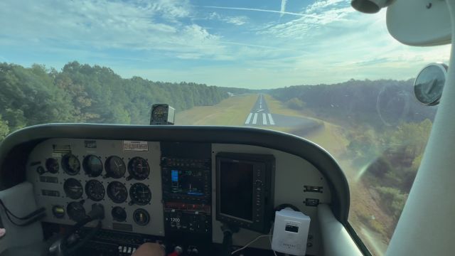 Cessna Skyhawk (N24GV) - Short Final 07